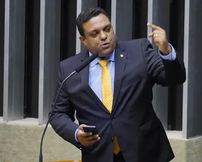Deputado de direita critica Flávio Bolsonaro por ligação com Vorcaro