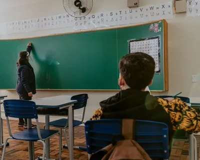 Escolas de Salvador podem ser proibidas de usar linguagem neutra