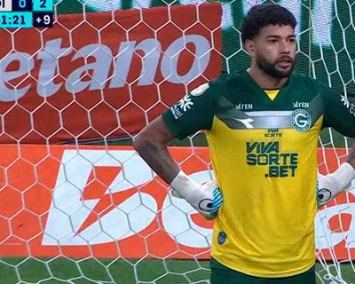 Ex-Vitória assume o gol após lesão de goleiro do Goiás no Mineirão