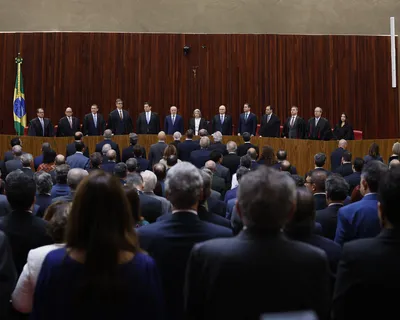 Lula e Alcolumbre ficam lado a lado em posse de ministros no TSE