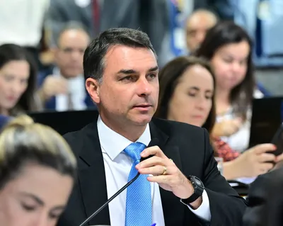 Oposição pede suspensão de título para Flávio Bolsonaro em Salvador