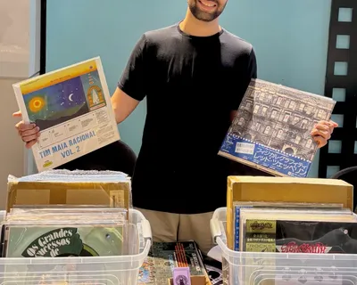 Por que a nova geração de Salvador está trocando o streaming pelo disco de vinil?