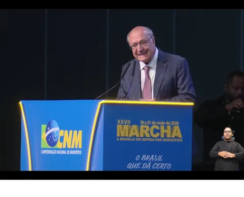Alckmin é recebido com vaias e aplausos em Marcha de Prefeitos