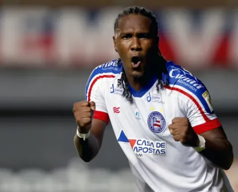 Aos 40 anos, ex-Bahia brilha com hat-trick e comanda goleada histórica - Imagem