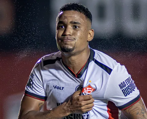 Após temporada mágica, Alerrandro reencontra o Vitória como adversário