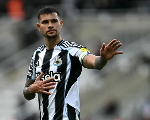 Bruno Guimarães tranquiliza torcida após deixar jogo com dores