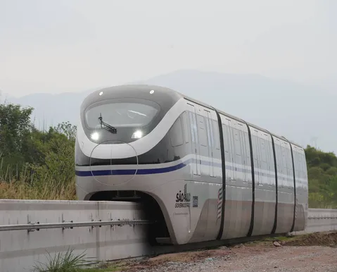 BYD assume linha de trem inacabada e transporta 100 mil passageiros por dia
