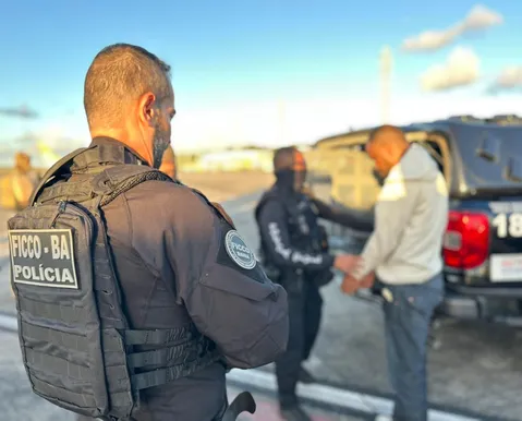 Casal líder de facção preso na Bolívia chega a Salvador; VÍDEO