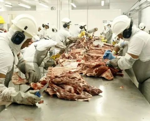 China suspende três frigoríficos brasileiros após verificar irregularidades