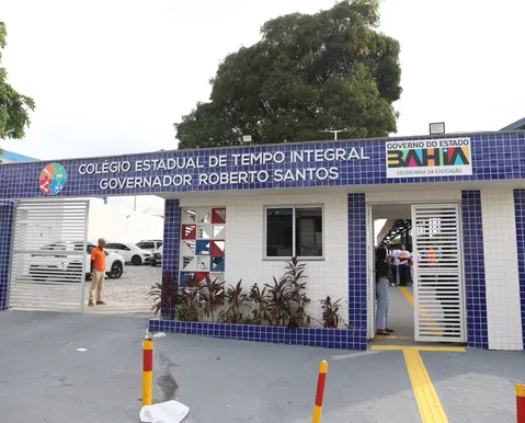 Colégio Estadual Roberto Santos no Cabula é modernizado e ganha laboratórios, teatro e quadra coberta