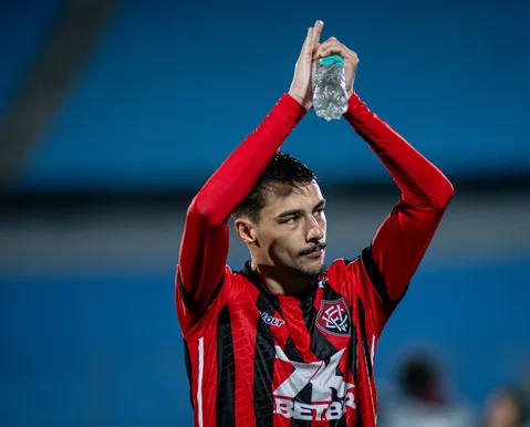 Defensor viaja e pode voltar a jogar pelo Vitória após sete meses - Imagem
