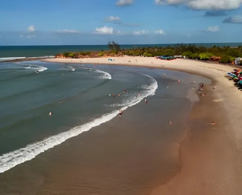 Destino escondido no Nordeste tem praias paradisíacas e vida noturna