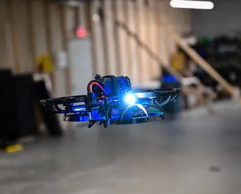 Drones armados são testados como resposta imediata a ataques em escolas - Imagem