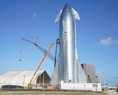 Elon Musk lança nave projetada para missões à Lua e a Marte; assista - Imagem