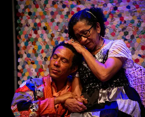 Espetáculo emocionante em Salvador une ator baiano e mãe no palco