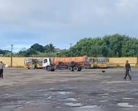 Ex-rodoviário invade garagem de ônibus em Salvador com caminhão