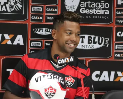 Ex-Vitória brilha como artilheiro da Copa do Nordeste no rival do Leão