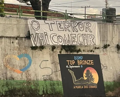 Faixas com ameaças e protestos são vistas nos arredores da Fonte Nova - Imagem