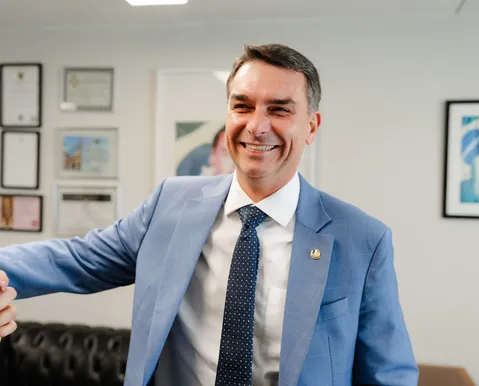 Flávio Bolsonaro comemora soltura de Carla Zambelli na Itália