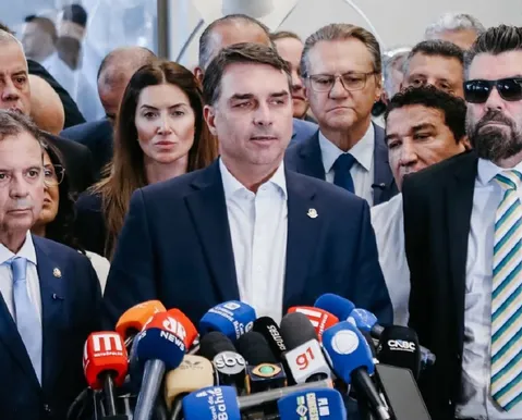 Flávio Bolsonaro critica redução na jornada de trabalho: "Inoportuna"