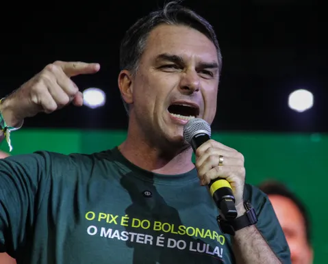 Flávio Bolsonaro diz que “está com Deus” e Lula “com o diabo”
