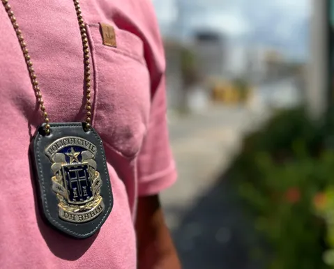 Homem ameaça exterminar família da ex e acaba preso com drogas e dinamite