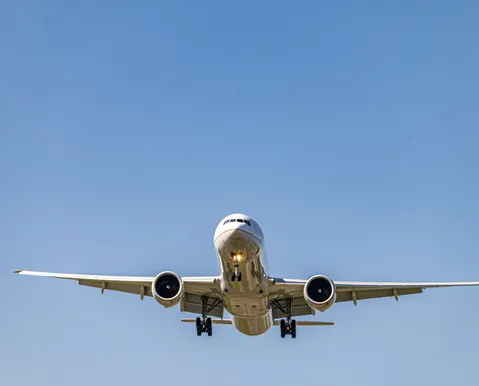 Homem tenta abrir porta de avião e voo é desviado às pressas