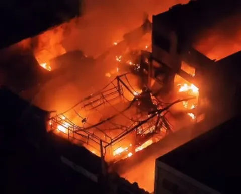 Incêndio atinge imóveis comerciais no centro histórico; veja imagens