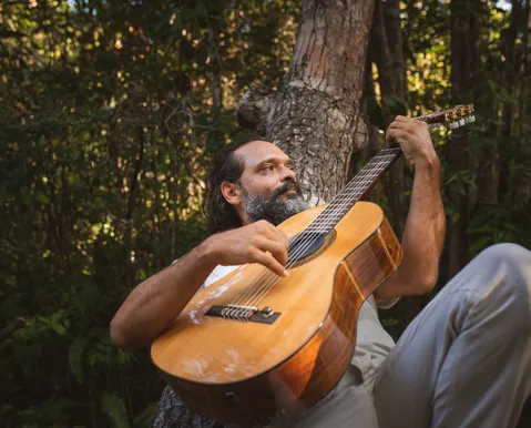 Isaac Moreira apresenta show em Salvador que une violão e ritmos afro