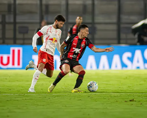Jair critica arbitragem em derrota do Vitória: "Confusa mais uma vez" - Imagem