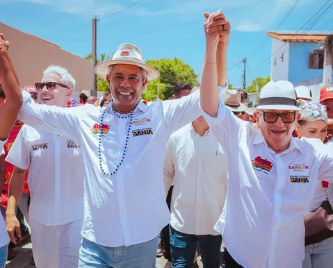 Jerônimo e Caetano caminham com multidão na abertura da Lavagem de Arembepe