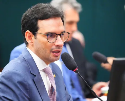 Léo Prates propõe que quem ganha R$ 16 mil não tenha limite de jornada