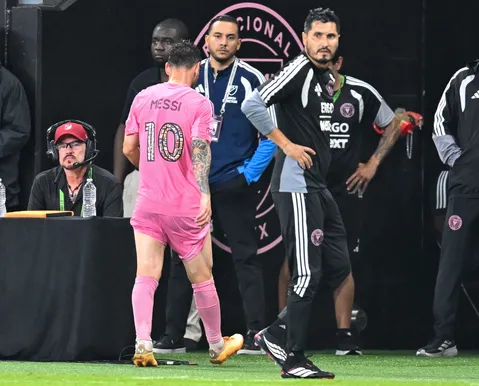 Lionel Messi deixa jogo lesionado às vésperas da Copa do Mundo