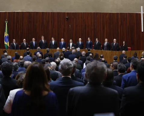 Lula e Alcolumbre ficam lado a lado em posse de ministros no TSE - Imagem