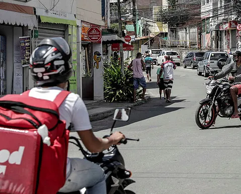 Lula revoga curso obrigatório e idade mínima de 21 anos para motoboys