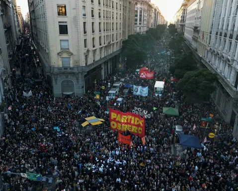 Milei veta lei de orçamento universitário e provoca onda de protestos - Imagem