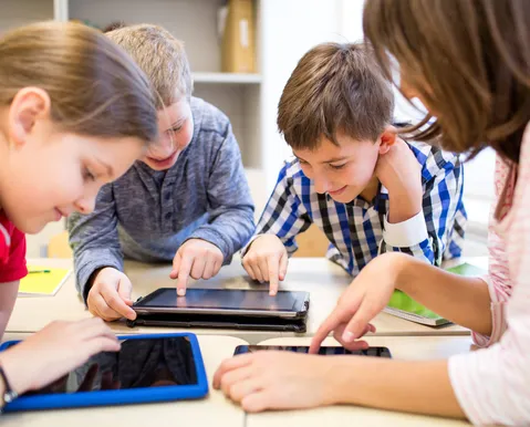 Minecraft x Roblox: escolas e famílias usam jogos eletrônicos como aliados da educação