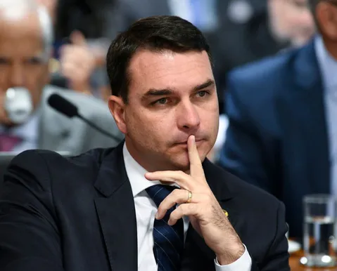 Ministro acusa Flávio Bolsonaro de entregar saúde do RJ às milícias - Imagem