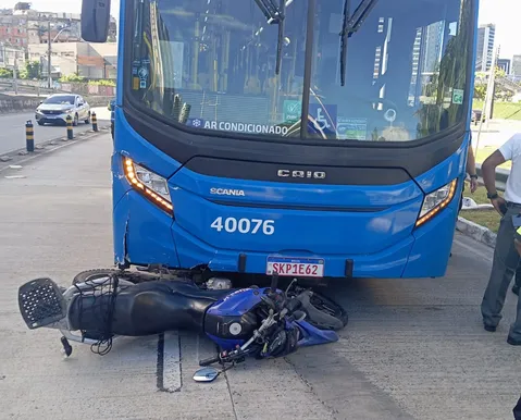 Motociclista invade via exclusiva e é atingido por ônibus do BRT em Salvador