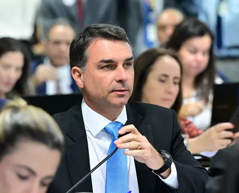 Oposição pede suspensão de título para Flávio Bolsonaro em Salvador
