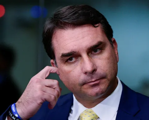 Petista desafia Flávio Bolsonaro a assinar “CPI do Dark Horse"