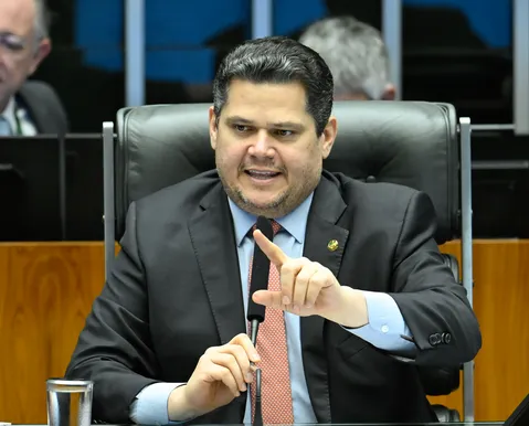PF indicia suplente de Alcolumbre por suspeita de fraude em contratos