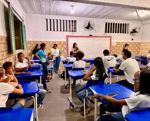 Prefeitura garante auxílio de R$ 100 para mães solo e idosos concluírem estudos