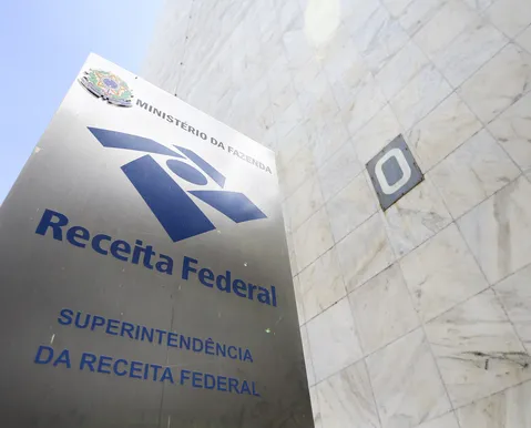 Receita paga R$ 16 bilhões no maior lote de restituição da história