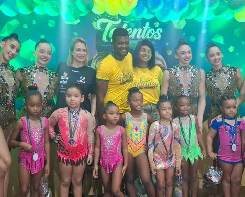 Seleção Brasileira de Ginástica faz show com mini-ginastas em Lauro