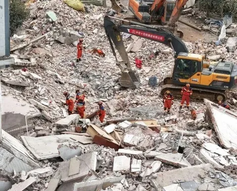 Terremoto de magnitude 5,2 deixa mortos e destruição na China - Imagem