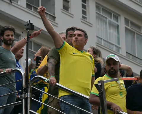 Veja porque Flávio Bolsonaro usa coletes à prova de balas em eventos - Imagem