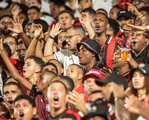 Vitória bate recorde de público na temporada em classificação heróica