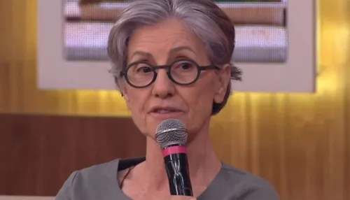 Após caso de transfobia, Cássia Kis presta depoimento em delegacia