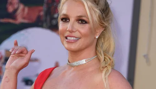 Britney Spears ofereceu lasanha a policiais ao ser presa por dirigir bêbada